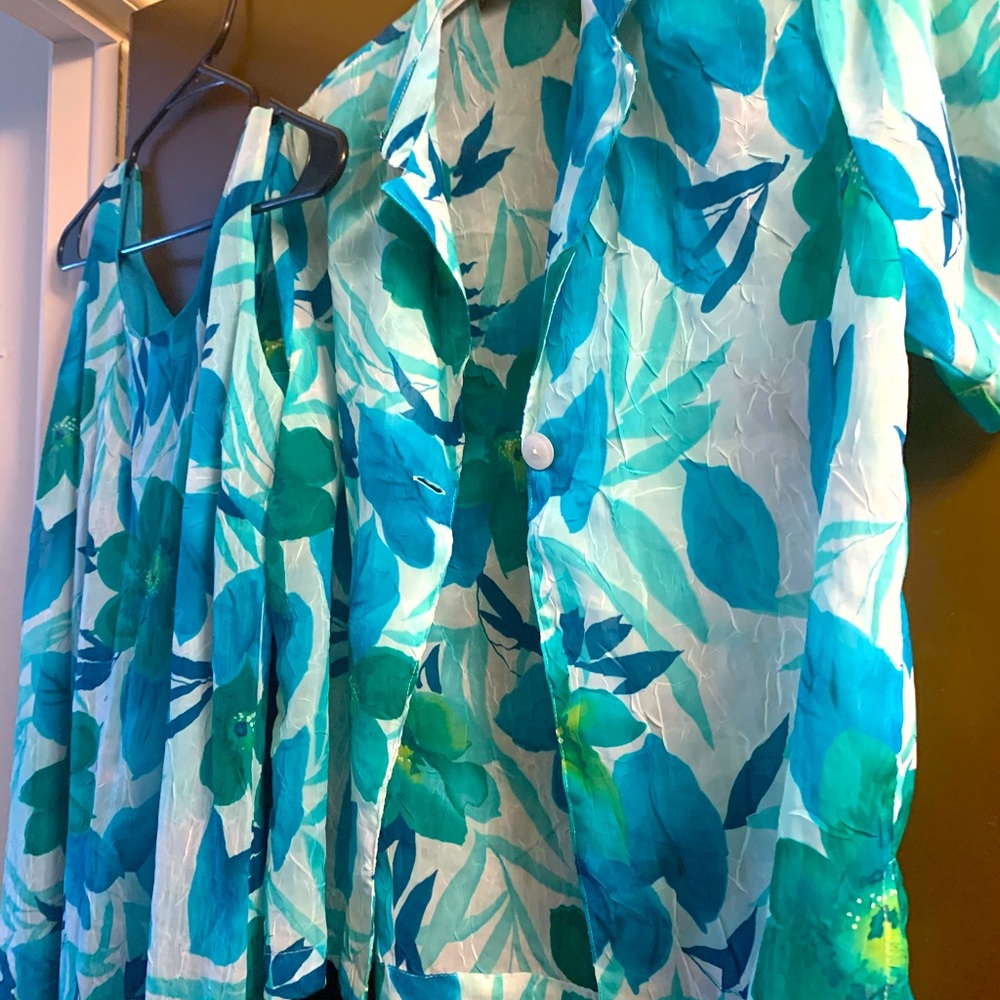 Two-pieced floral-print short-sleeved long dress.